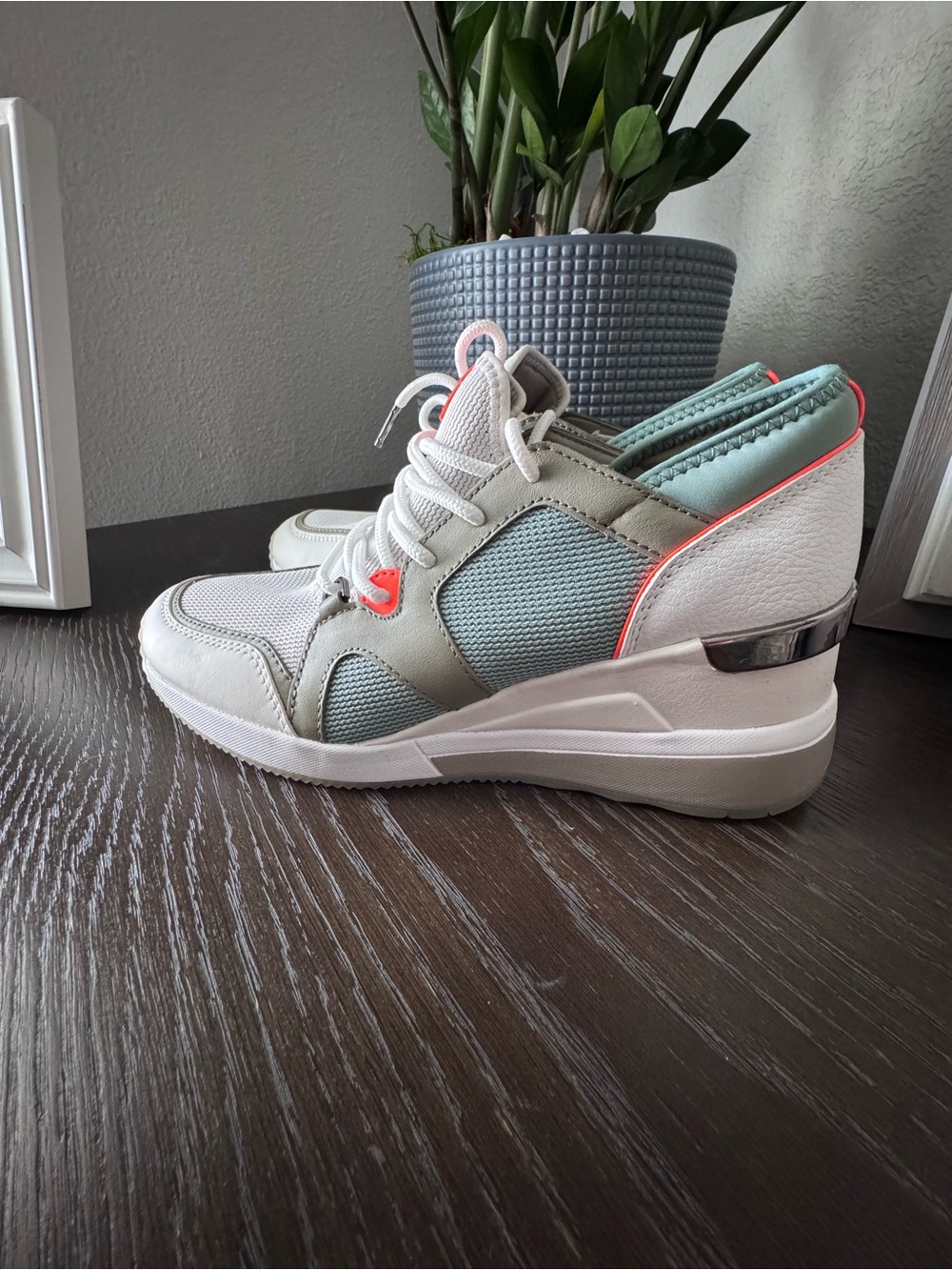 Michael Kors Liv Trainer Women’s Sneakers Gum sole 7.5 New - Picture 4 of 16